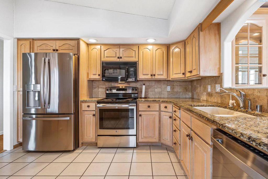 Photo of 5612 W Marie St, Pasco, WA 99301 (MLS # 288413)