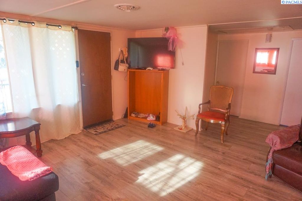 Photo of 808 Winslow Ave, Richland, WA 99352 (MLS # 290047)