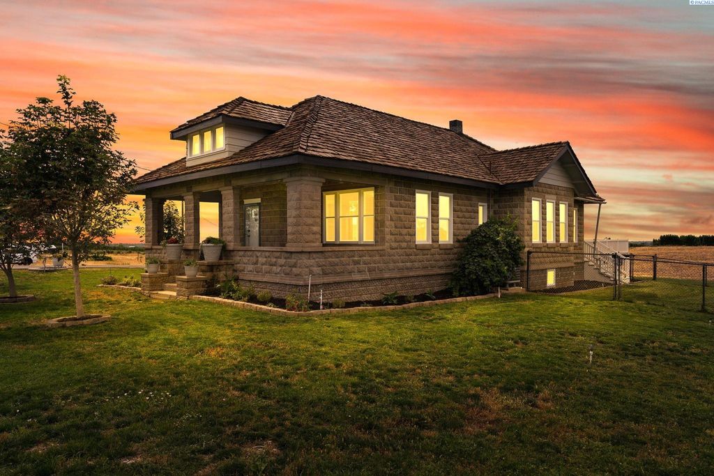 Photo of 650 White Rd, Zillah, WA 98953 (MLS # 292740)