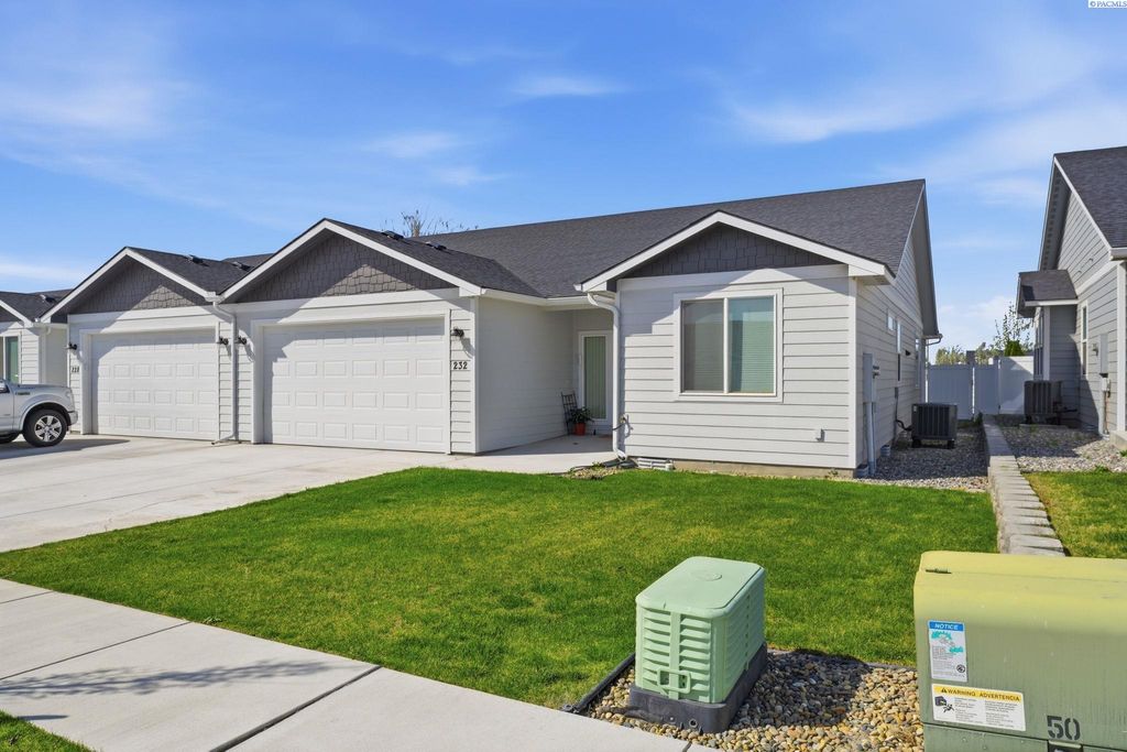 Photo of 232 Claret Dr, Prosser, WA 99350 (MLS # 291713)
