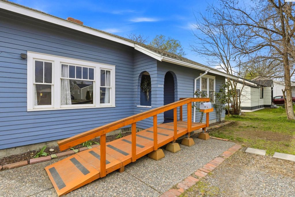 Photo of 2009 W 4th Avenue, Kennewick, WA 99336 (MLS # 291517)