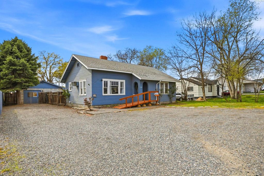 Photo of 2009 W 4th Avenue, Kennewick, WA 99336 (MLS # 291517)