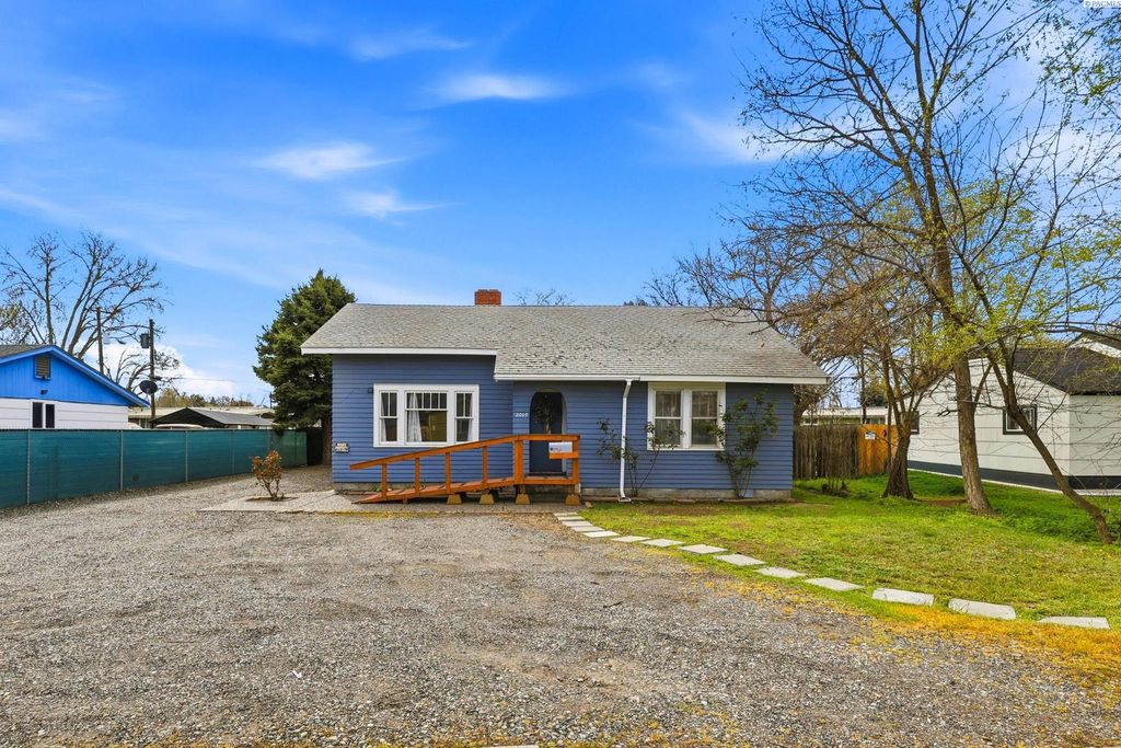 Photo of 2009 W 4th Avenue, Kennewick, WA 99336 (MLS # 291517)