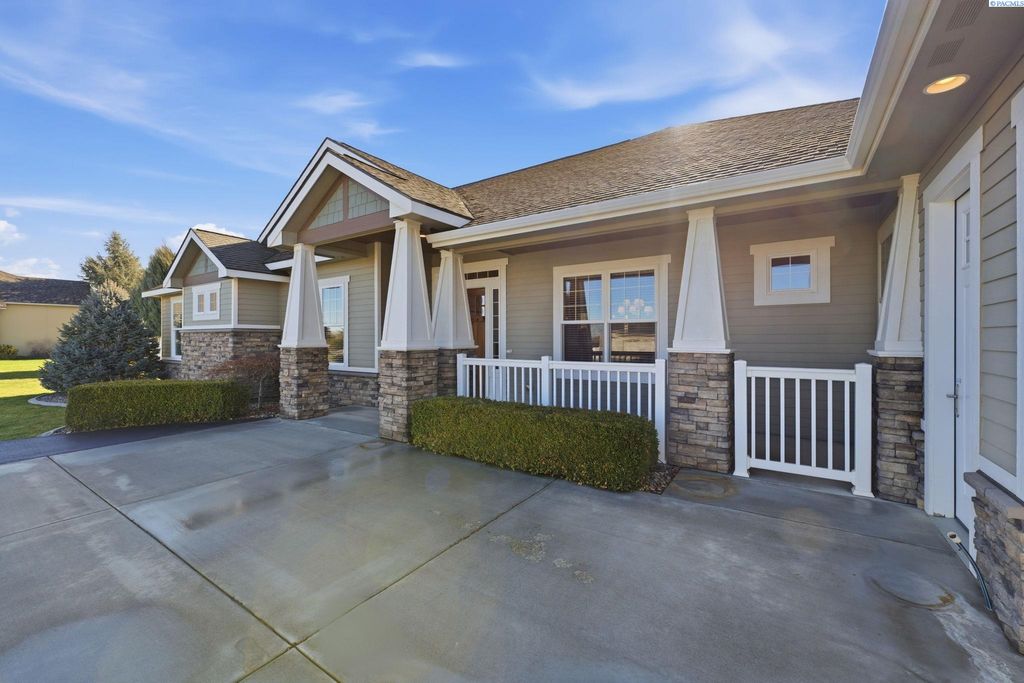 Photo of 100003 Hillview Dr, Kennewick, WA 99338 (MLS # 290780)