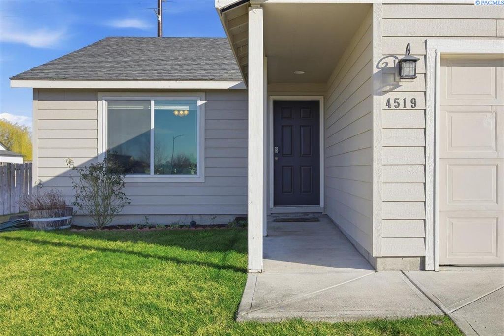 Photo of 4519 Clydesdale Ln, Pasco, WA 99301 (MLS # 290438)