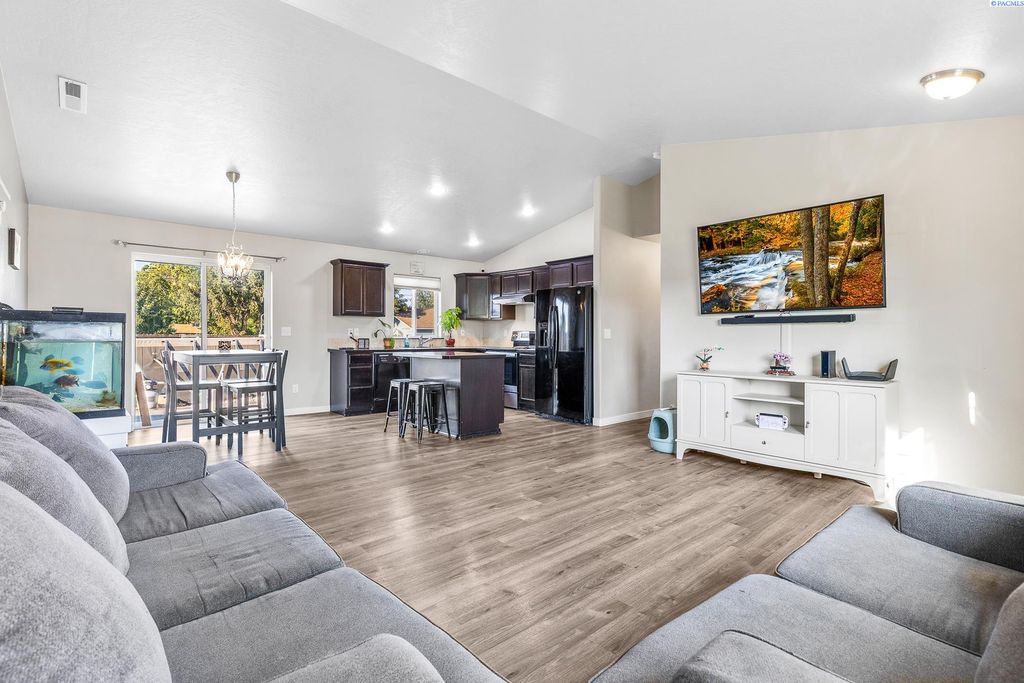 Photo of 451 E 15th Place, Kennewick, WA 99337 (MLS # 287686)