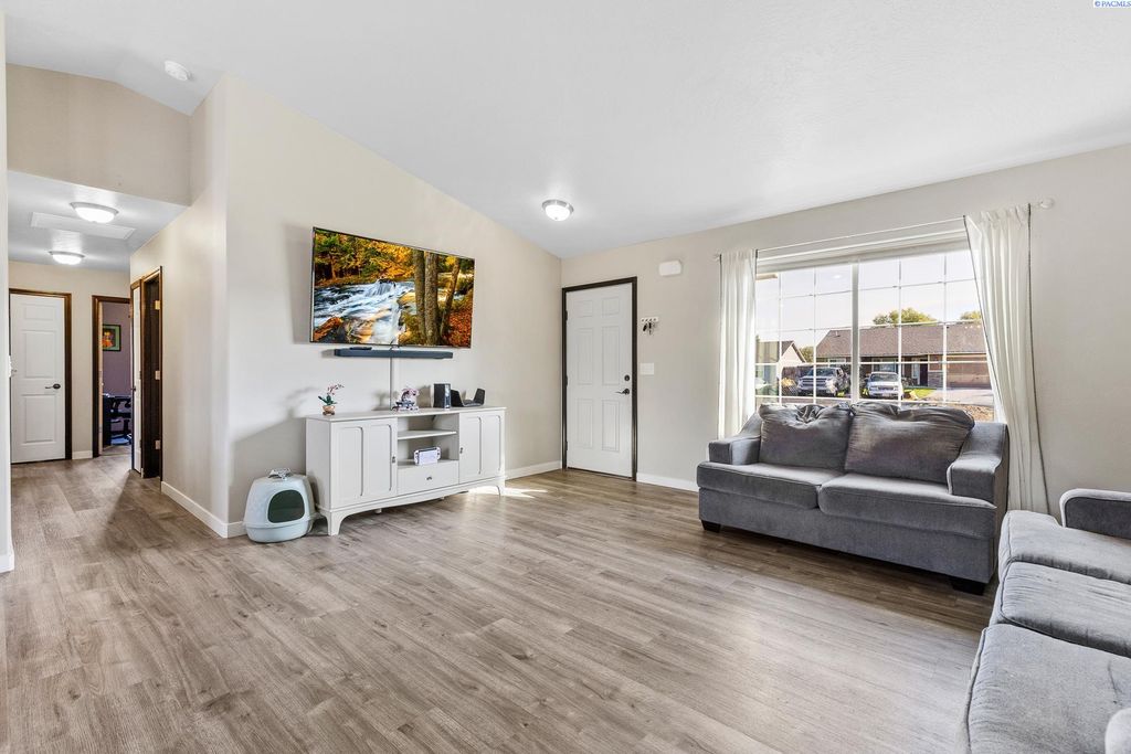 Photo of 451 E 15th Place, Kennewick, WA 99337 (MLS # 287686)