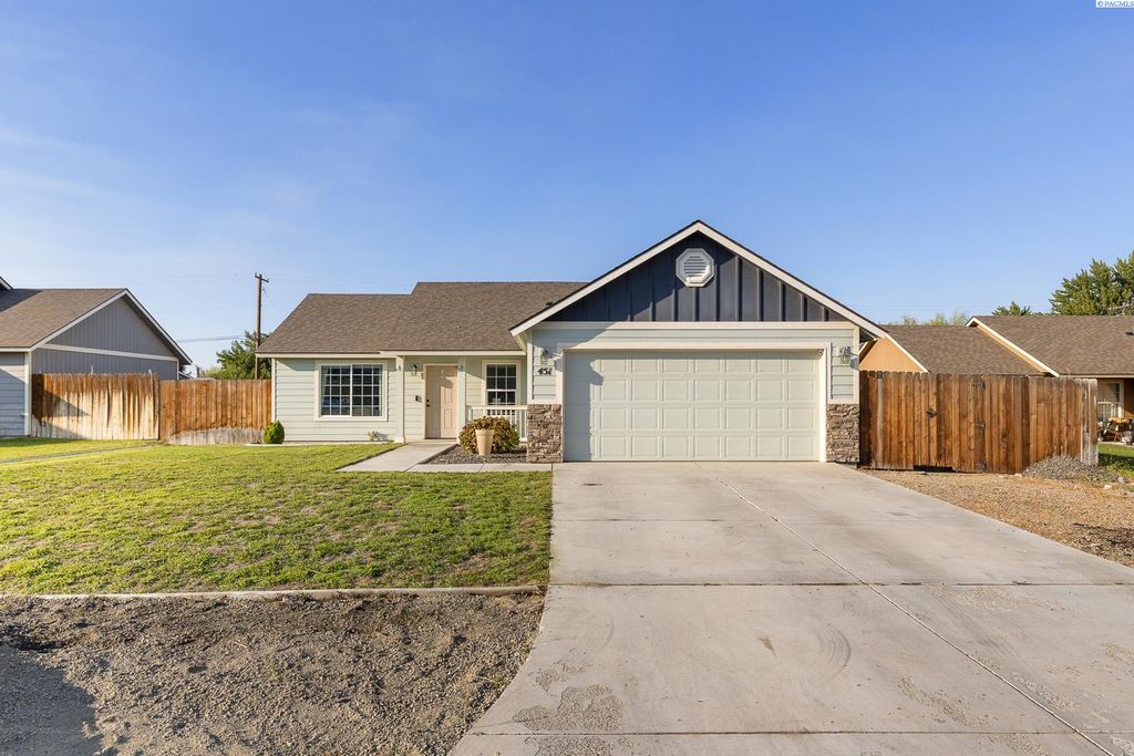 Photo of 451 E 15th Place, Kennewick, WA 99337 (MLS # 287686)