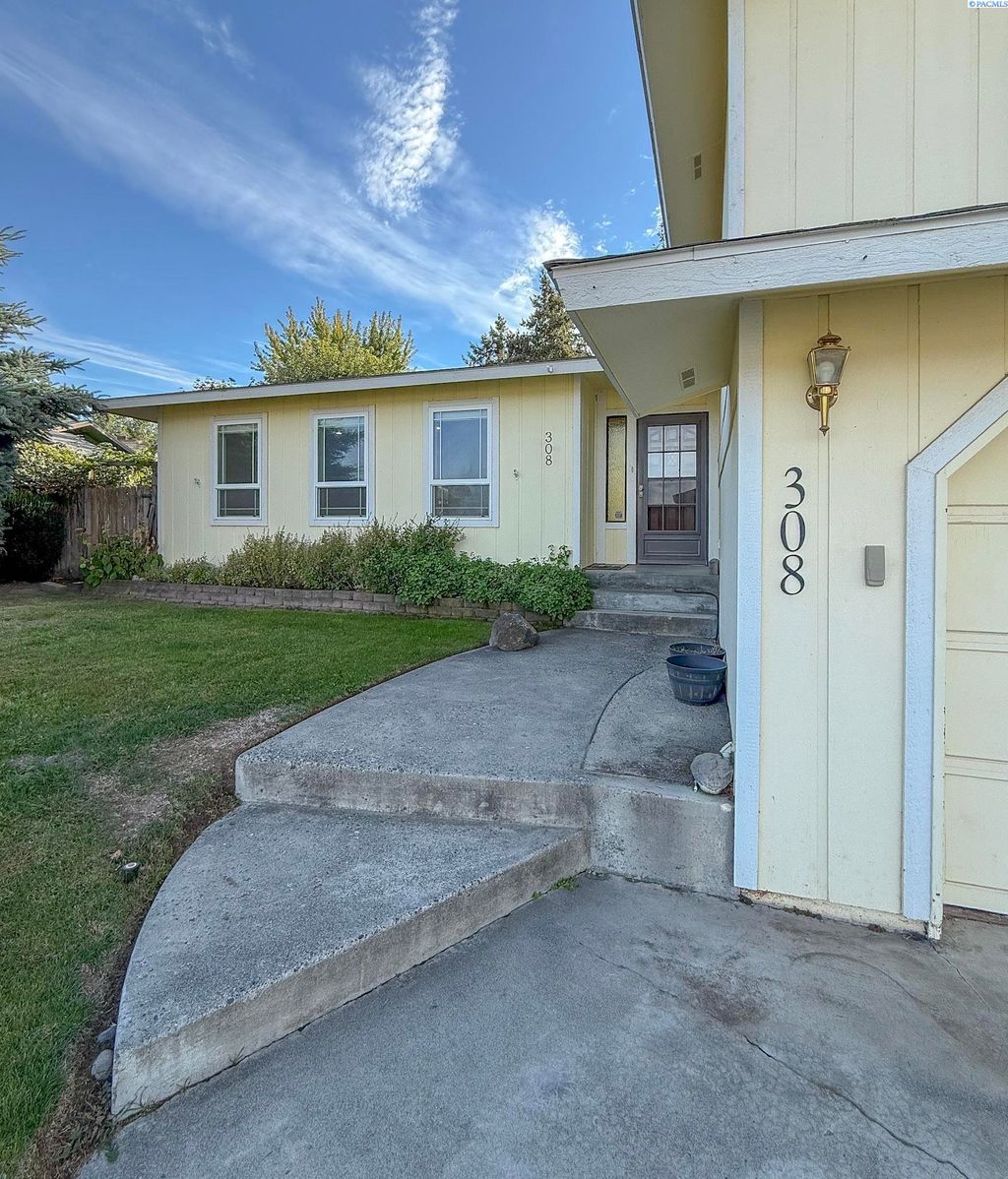 Photo of 308 S Roosevelt Place, Kennewick, WA 99336 (MLS # 288354)