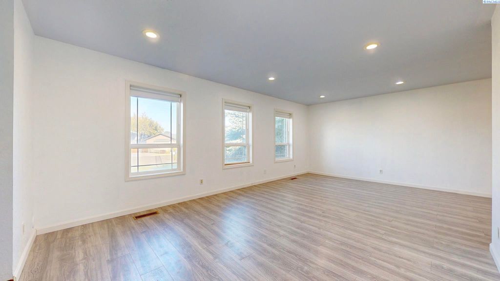 Photo of 308 S Roosevelt Place, Kennewick, WA 99336 (MLS # 288354)