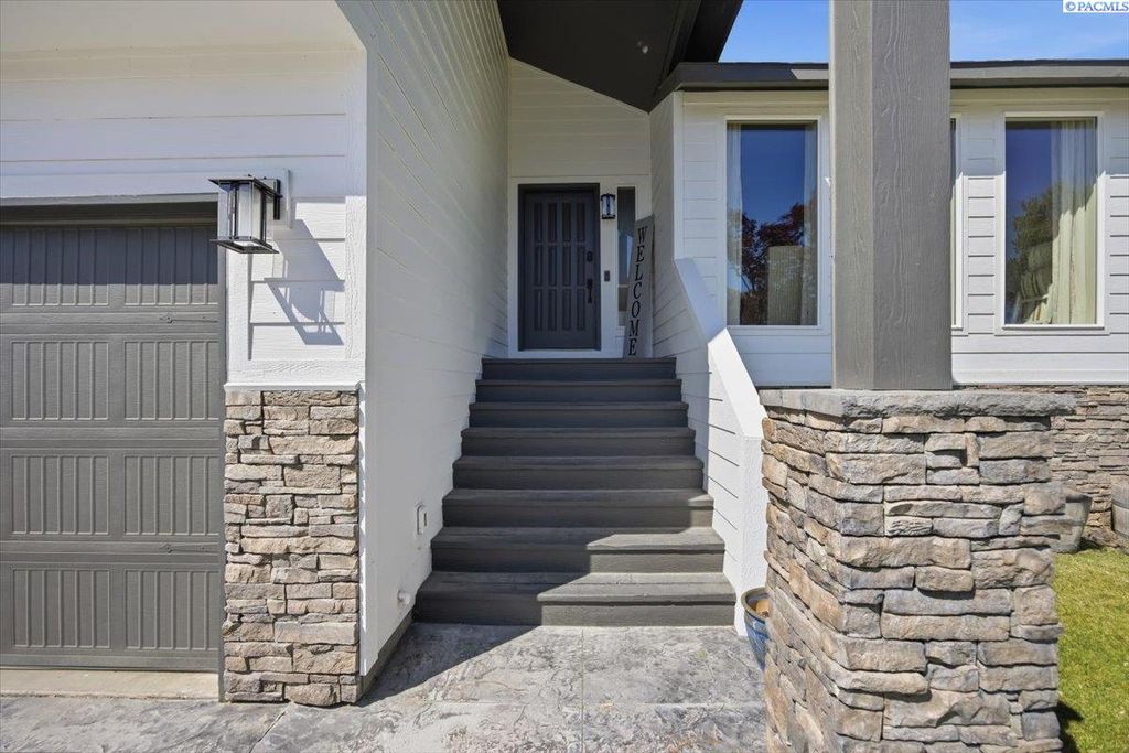 Photo of 516 Canal Dr, West Richland, WA 99353 (MLS # 292596)