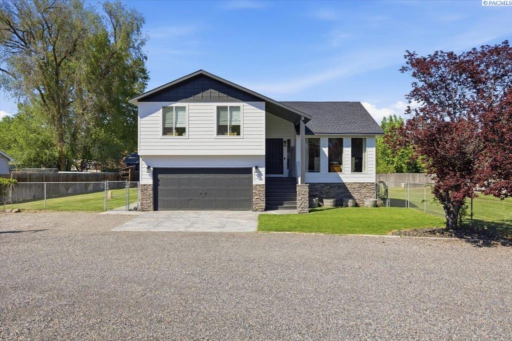 Photo of 516 Canal Dr, West Richland, WA 99353 (MLS # 292596)