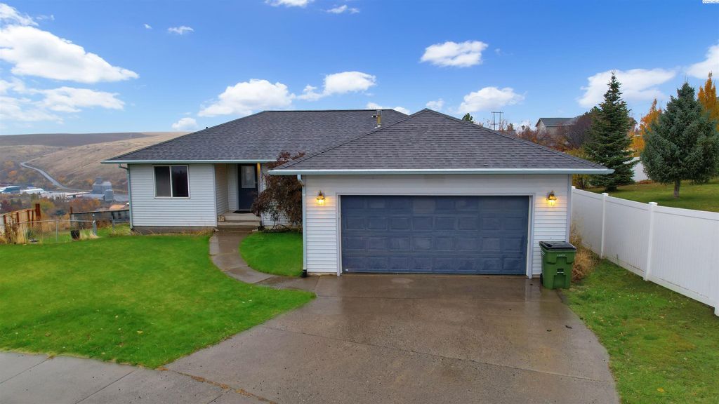 Photo of 305 E Ledbetter Ct, Colfax, WA 99111 (MLS # 288808)