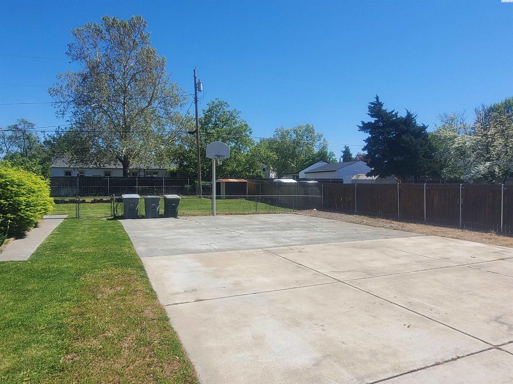 Photo of 326 Douglass Ave, Richland, WA 99352 (MLS # 292547)