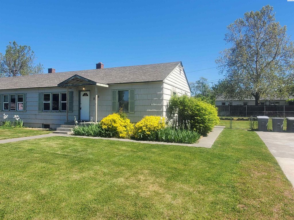 Photo of 326 Douglass Ave, Richland, WA 99352 (MLS # 292547)