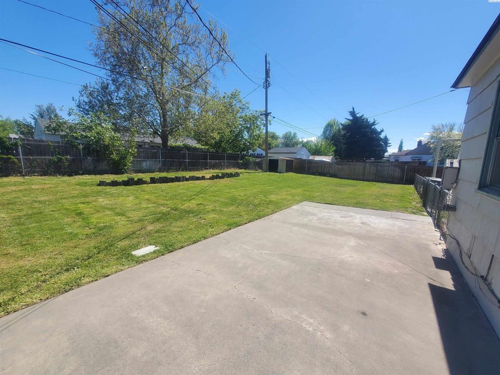 Photo of 326 Douglass Ave, Richland, WA 99352 (MLS # 292547)