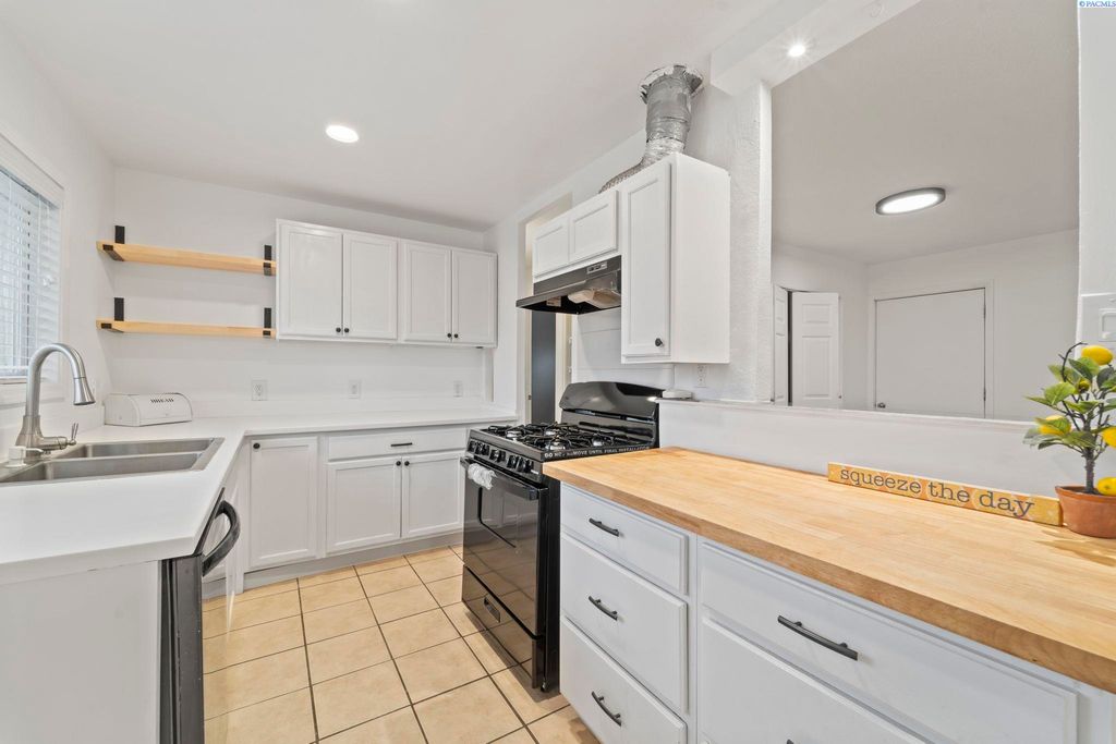 Photo of 2205 Camden St, Richland, WA 99352 (MLS # 288999)