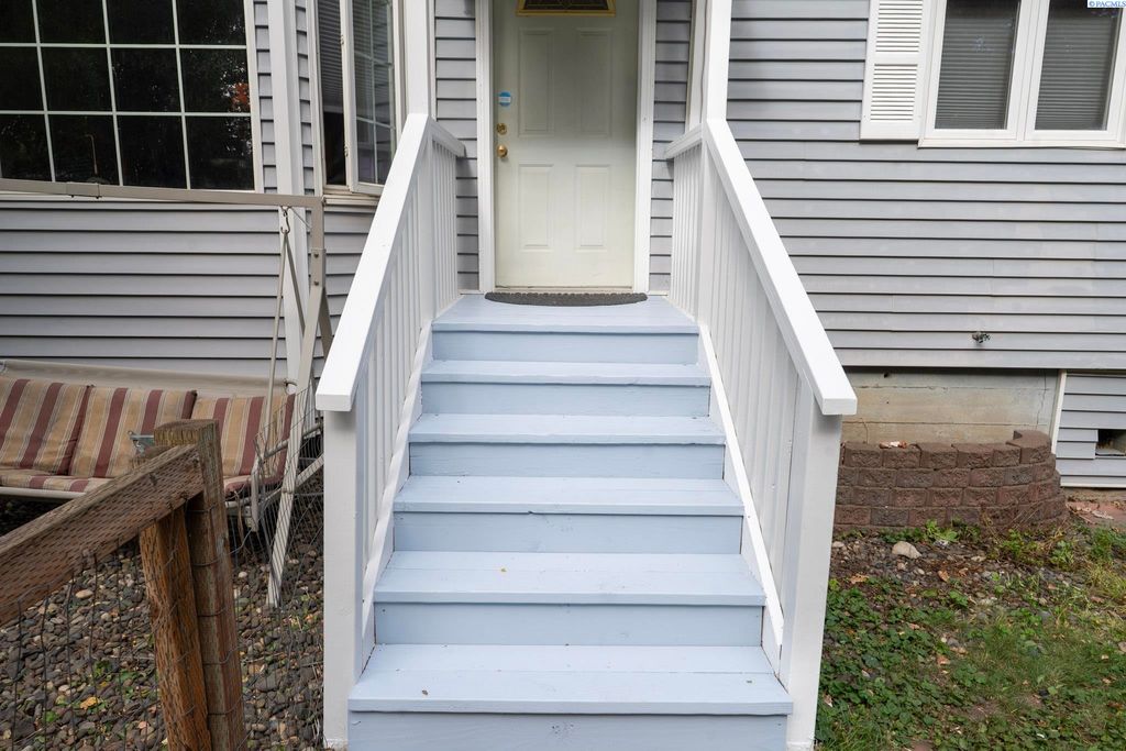 Photo of 308 NW Webb St, Pullman, WA 99163 (MLS # 290268)