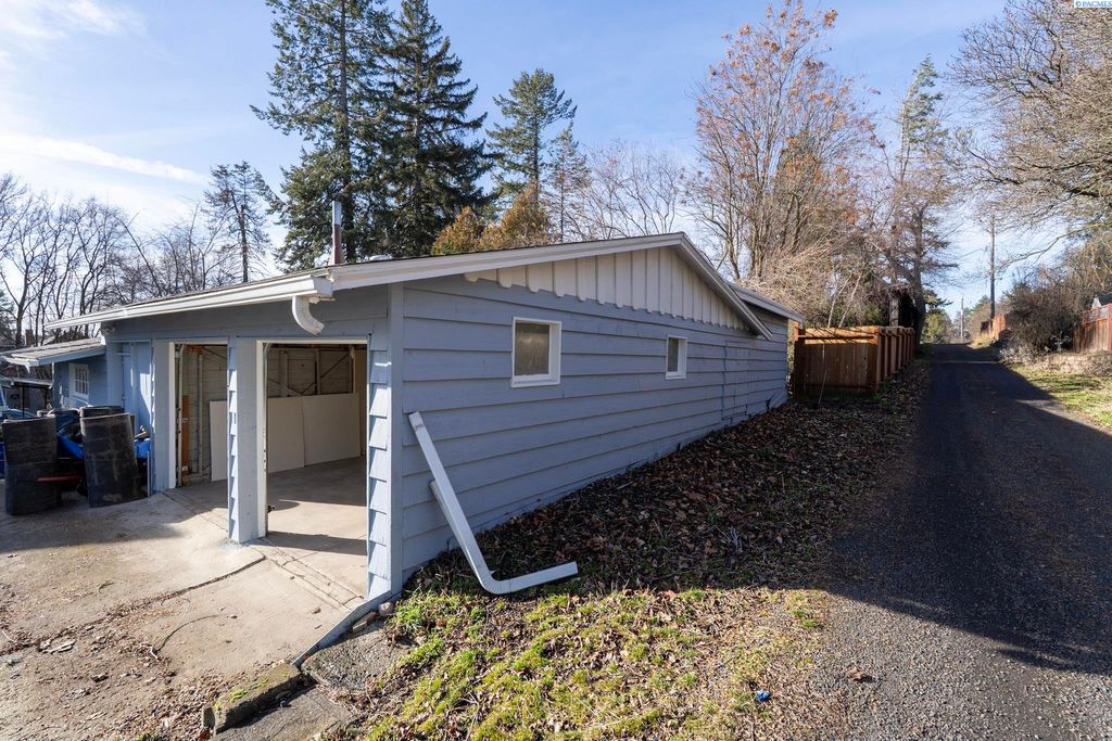 Photo of 308 NW Webb St, Pullman, WA 99163 (MLS # 290268)