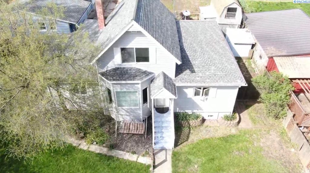 Photo of 308 NW Webb St, Pullman, WA 99163 (MLS # 290268)
