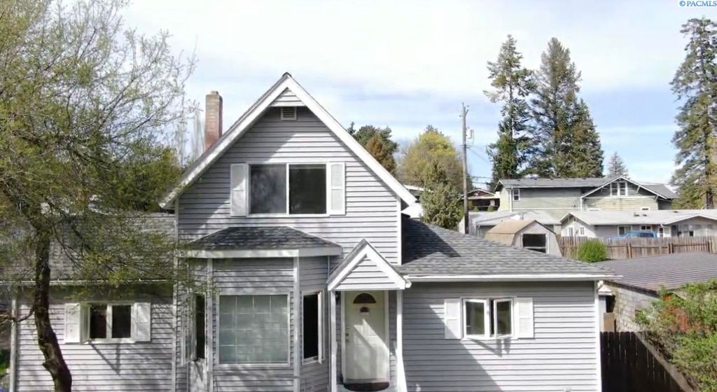 Photo of 308 NW Webb St, Pullman, WA 99163 (MLS # 290268)