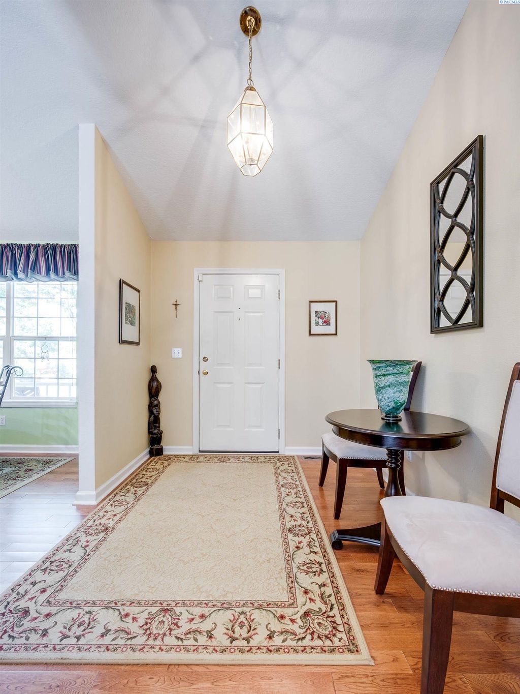 Photo of 745 SE Meadow Vale Dr, Pullman, WA 99163 (MLS # 286656)