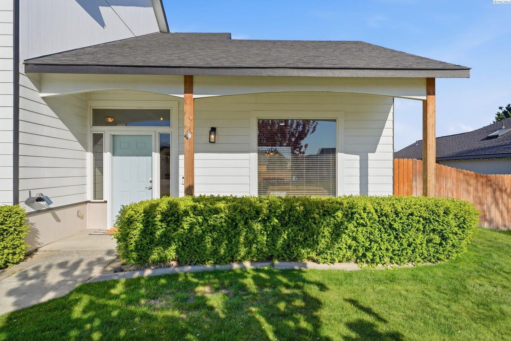 Photo of 1704 Elmwood Ave, West Richland, WA 99353 (MLS # 291942)