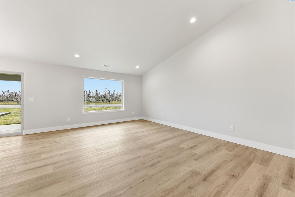 Photo of 1617 Parkwood Ct, Grandview, WA 98930 (MLS # 290172)