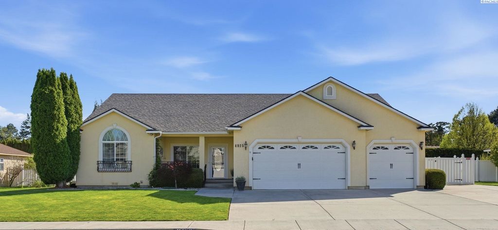 Photo of 4925 W 24th Place, Kennewick, WA 99338 (MLS # 292118)