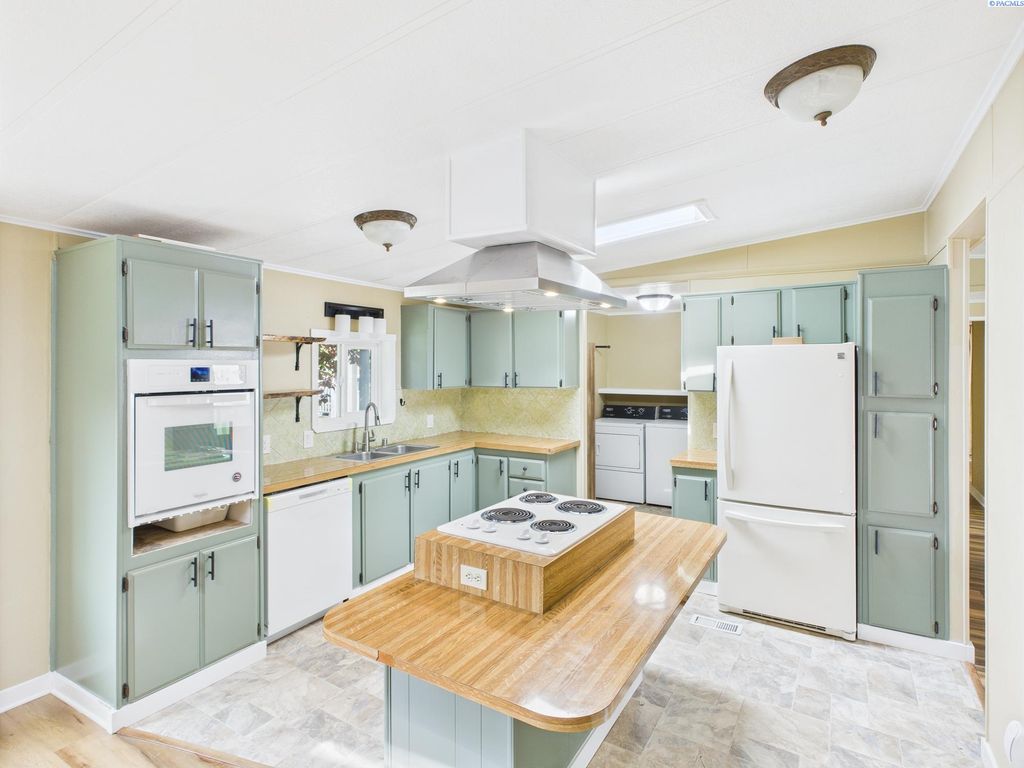 Photo of 7901 W Clearwater #124 Ave, Kennewick, WA 99336 (MLS # 286496)