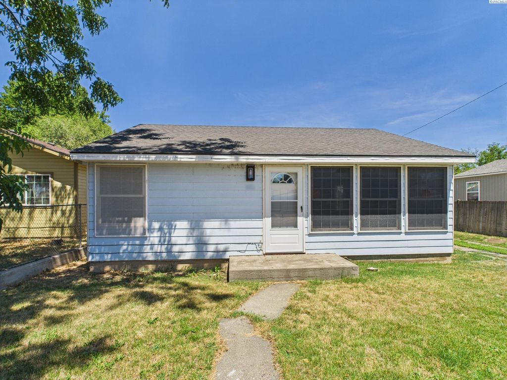 Photo of 914 Madison Ave, Toppenish, WA 98948 (MLS # 285799)