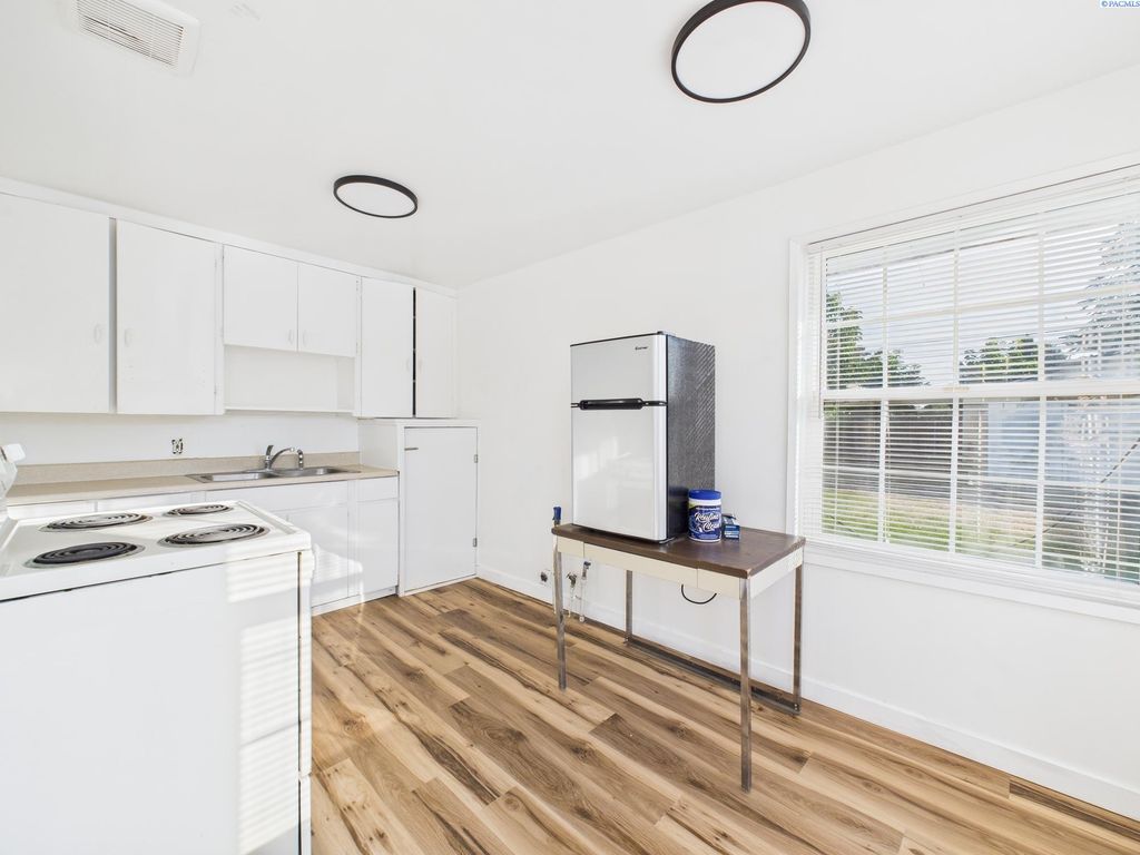 Photo of 914 Madison Ave, Toppenish, WA 98948 (MLS # 285799)