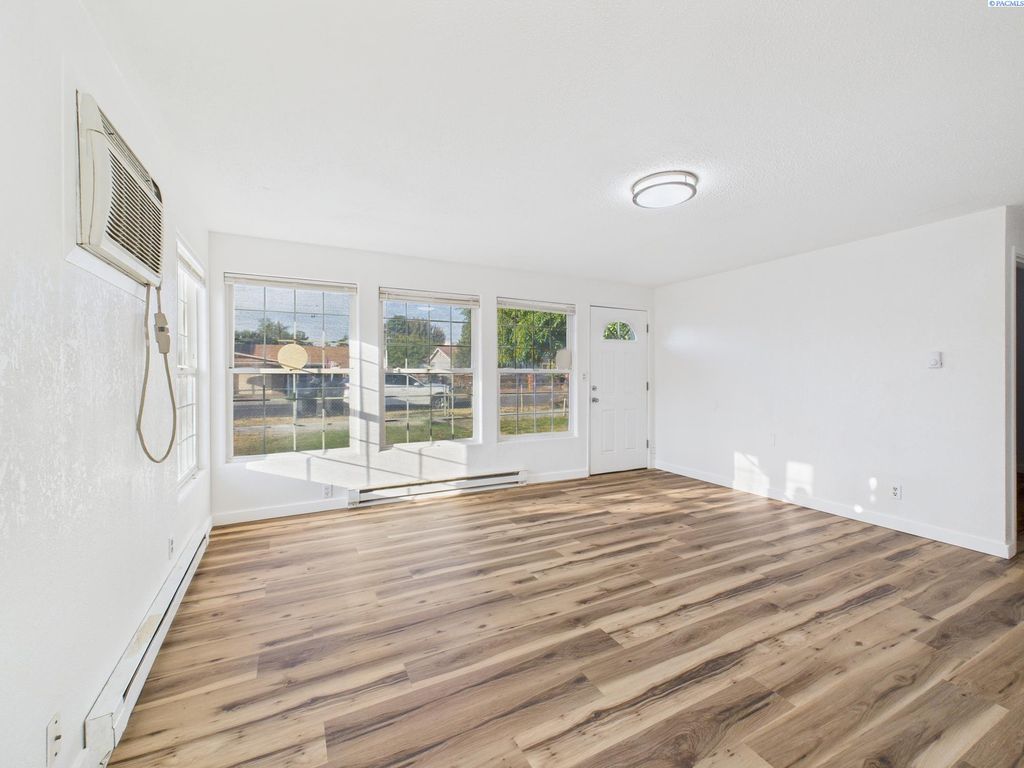 Photo of 914 Madison Ave, Toppenish, WA 98948 (MLS # 285799)