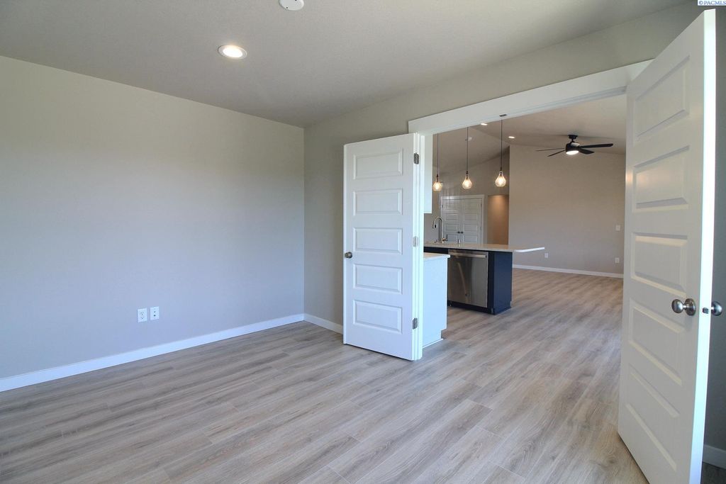 Photo of 5527 W 32nd Avenue, Kennewick, WA 99338 (MLS # 287191)