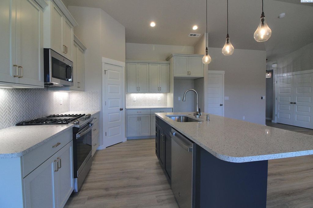Photo of 5527 W 32nd Avenue, Kennewick, WA 99338 (MLS # 287191)