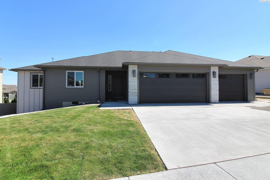 Photo of 5527 W 32nd Avenue, Kennewick, WA 99338 (MLS # 287191)