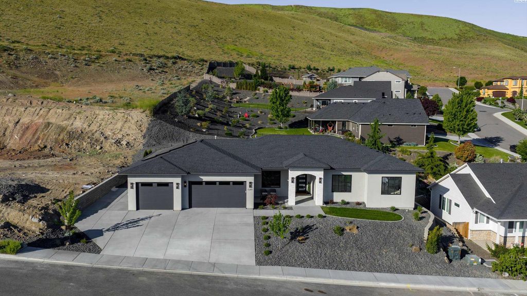 Photo of 5289 S Quincy Pl, Kennewick, WA 99337 (MLS # 292849)