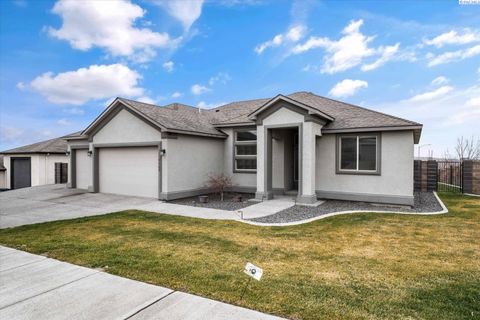 Photo of 7162 Napoli Street, West Richland, WA 99353 (MLS # 290287)