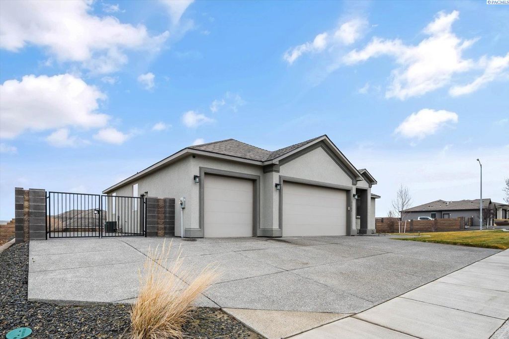 Photo of 7162 Napoli Street, West Richland, WA 99353 (MLS # 290287)