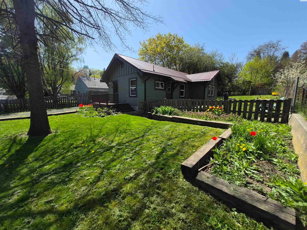 Photo of 535 SE Side St, Pullman, WA 99163 (MLS # 292401)