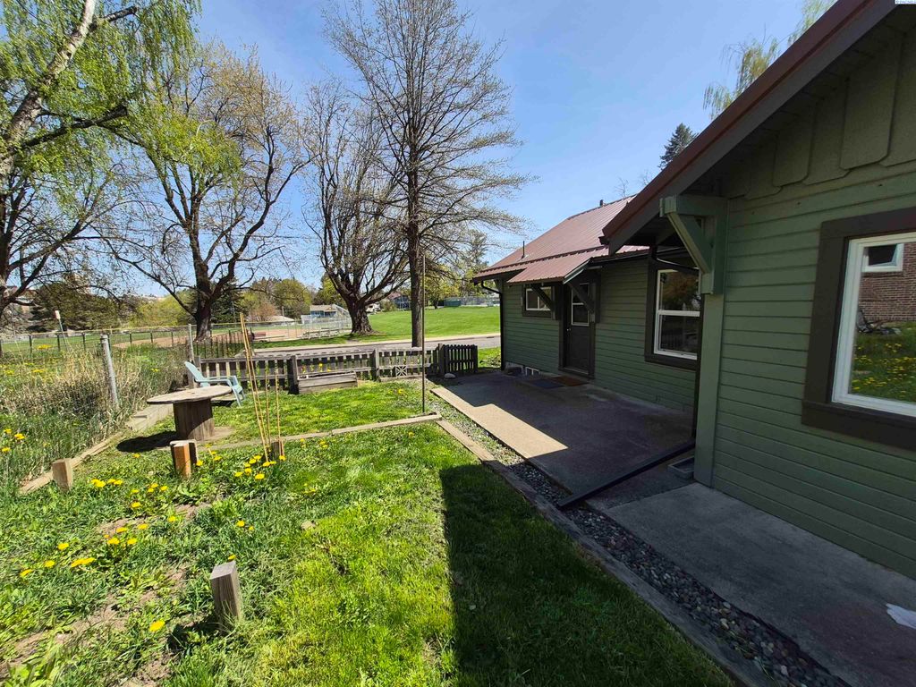 Photo of 535 SE Side St, Pullman, WA 99163 (MLS # 292401)