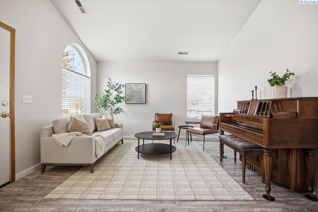 Photo of 3435 S Dennis St, Kennewick, WA 99337 (MLS # 288608)