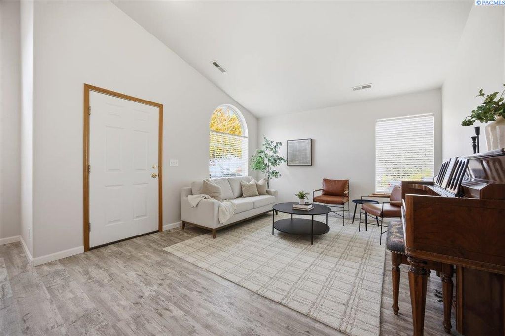 Photo of 3435 S Dennis St, Kennewick, WA 99337 (MLS # 288608)