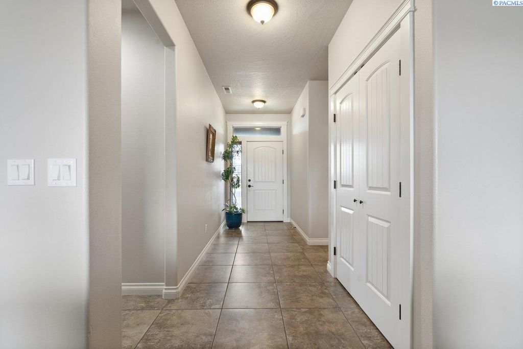 Photo of 275 Canyon Rim Ct, Richland, WA 99352 (MLS # 293021)