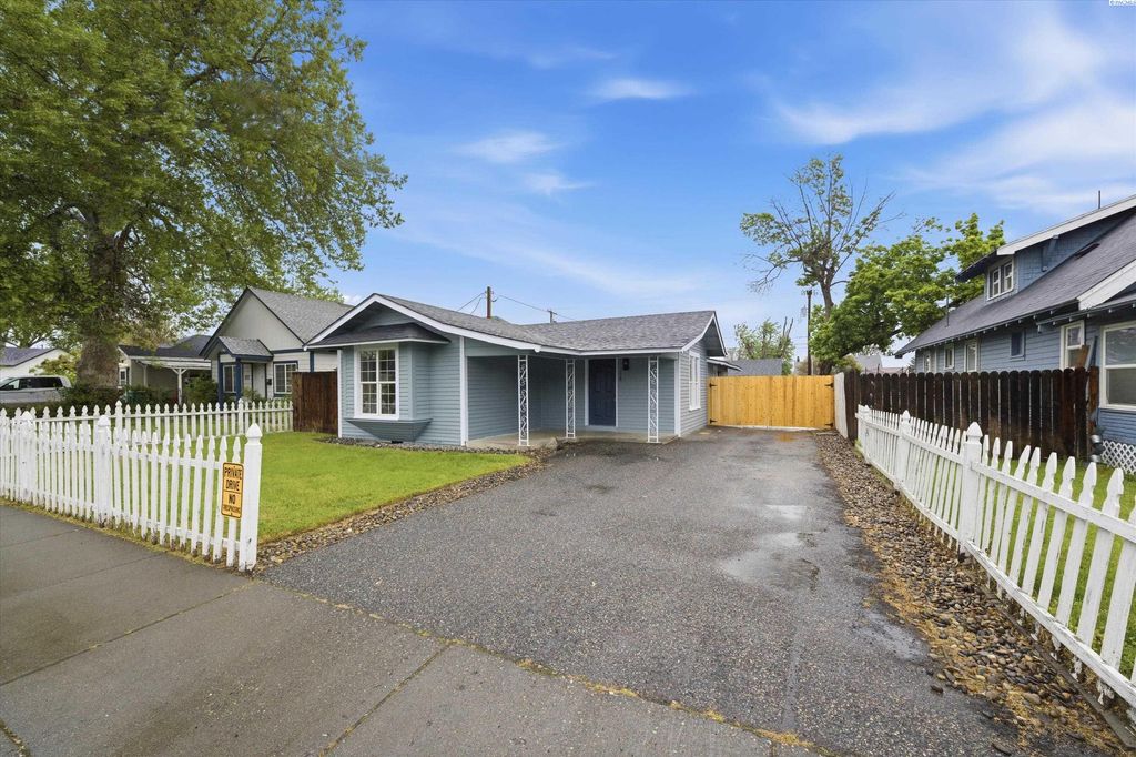 Photo of 119 E 3rd Ave, Kennewick, WA 99336 (MLS # 292374)