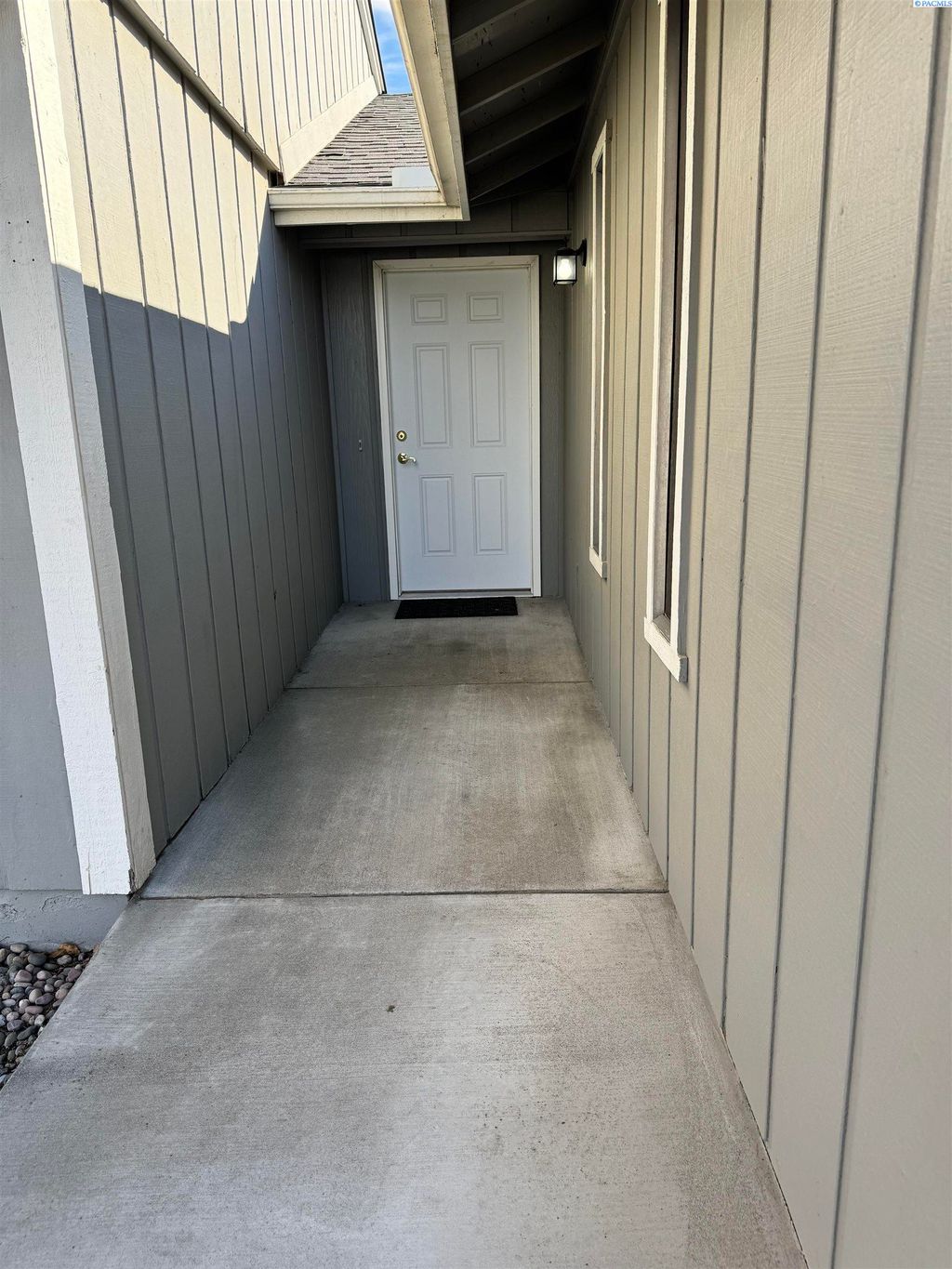 Photo of 412 N Kansas St, Kennewick, WA 99336 (MLS # 291030)