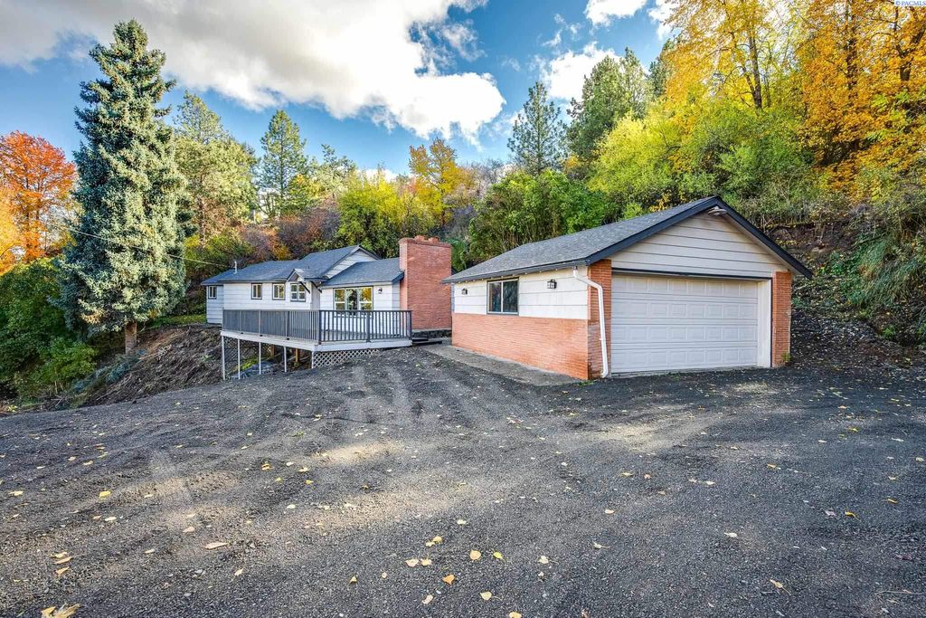 Photo of 701 W Fairview St, Colfax, WA 99111 (MLS # 290299)