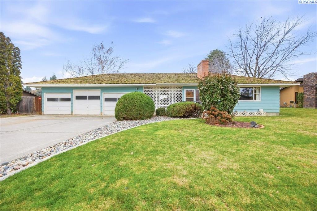 Photo of 4007 W 18th Ave, Kennewick, WA 99336 (MLS # 290326)