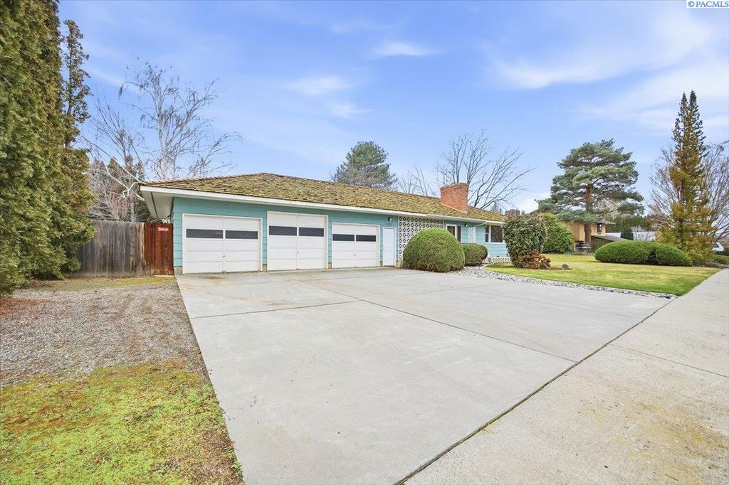 Photo of 4007 W 18th Ave, Kennewick, WA 99336 (MLS # 290326)