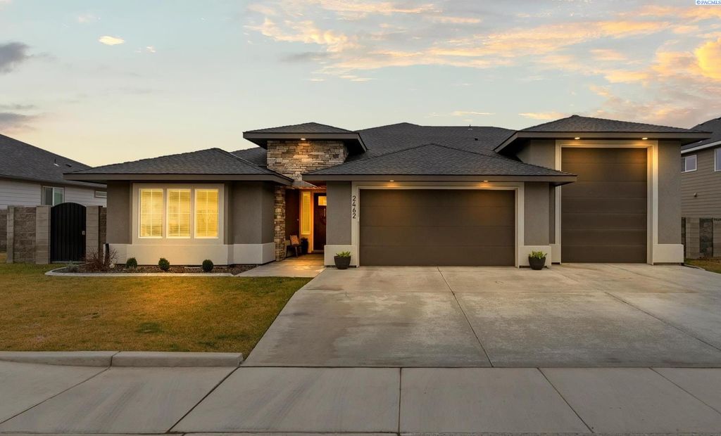 Photo of 2462 Maggio Loop, Richland, WA 99352 (MLS # 289981)